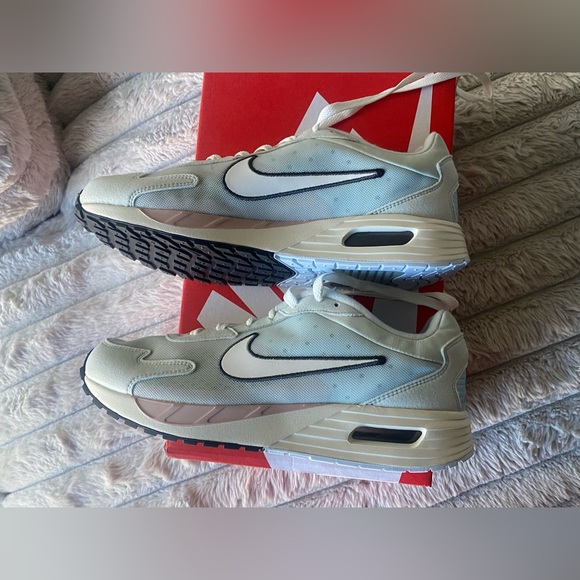WOMENS NIKE AIR MAX SOLO
LIGHT SILVER/SUMMIT WHITE - Picture 1 of 9